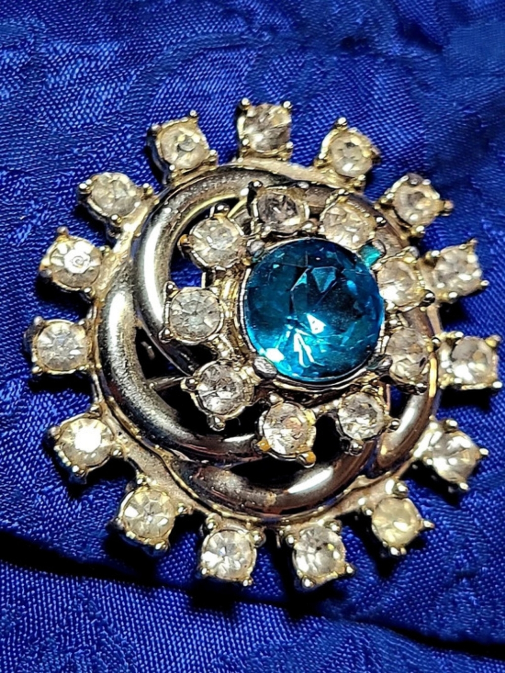Blue Rhinestone Sunburst Brooch - Picture 4 of 17